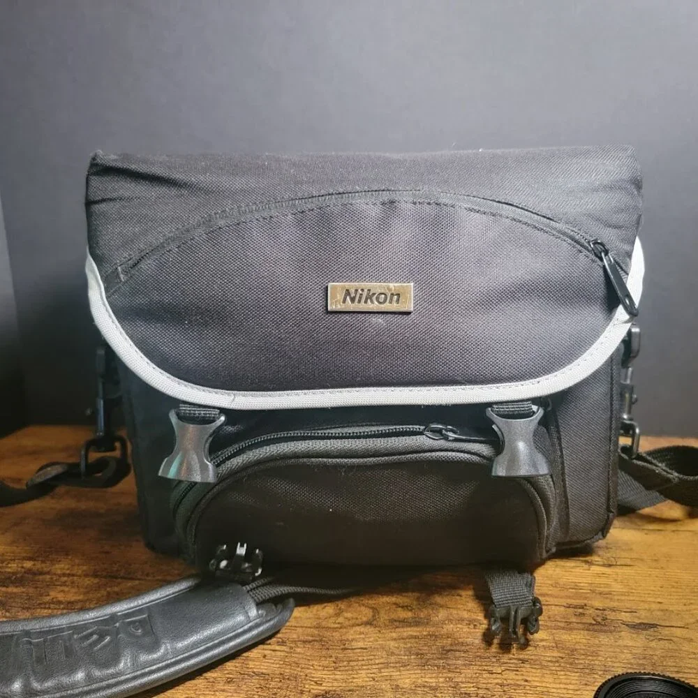NIKON D60 6.1MP Digital SLR Camera Kit